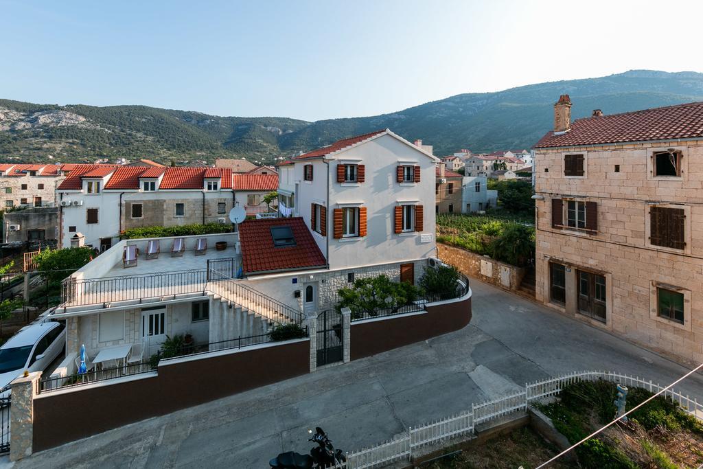 Apartments Kastelani Komiza Exterior photo